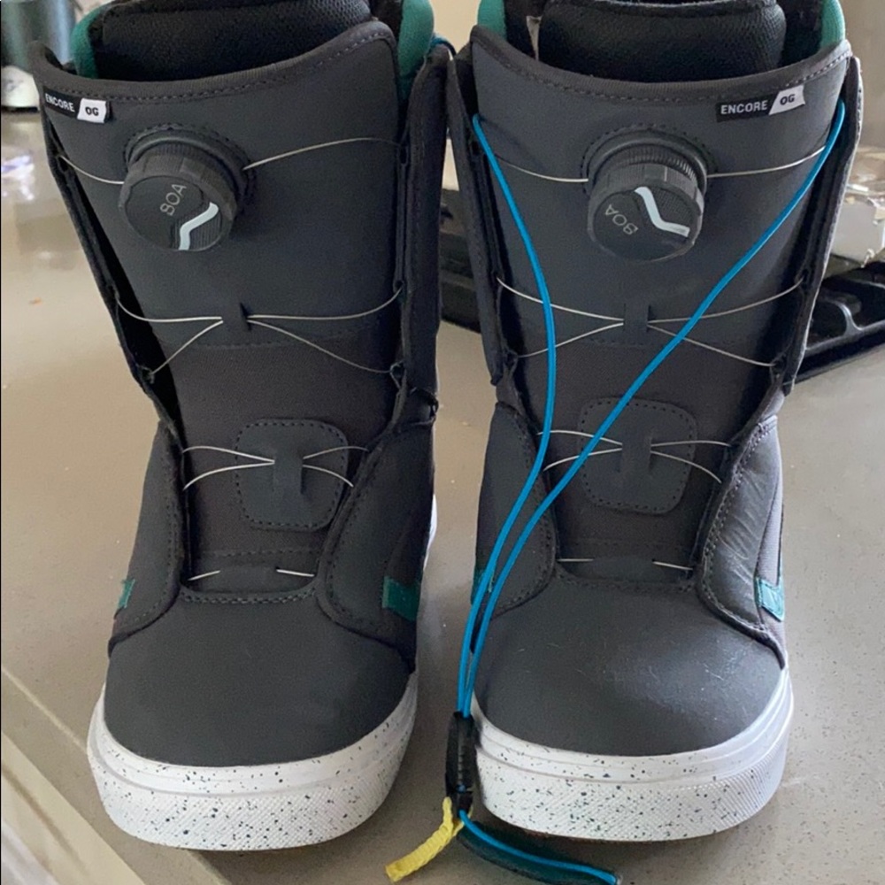 Vans women’s snowboard boots BRAND NEW NEVER USED
